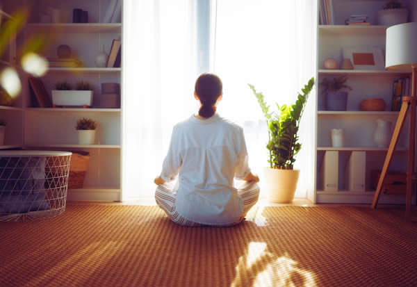Meditierende Frau Heilpraktiker Erfahrungen